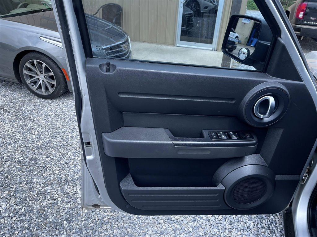 2011 Dodge Nitro SE - Photo 6